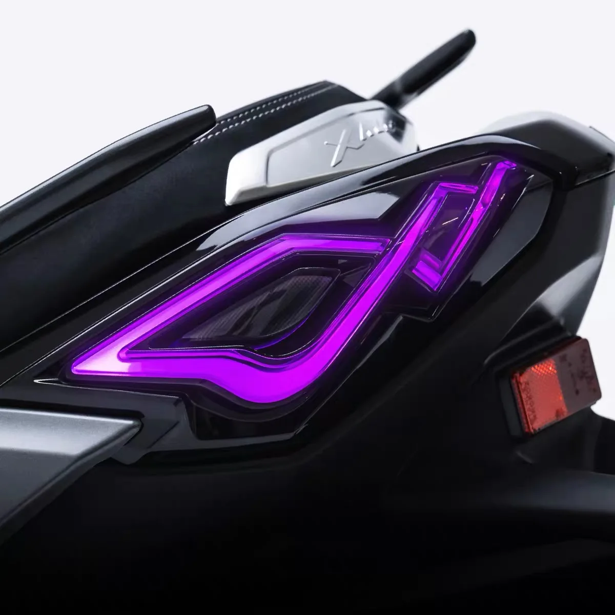 FOR YAMAHA XMAX Modified LED Taillights 2023-2026 Model Colorwith multiple adjustable beam modes via APP - Image 4